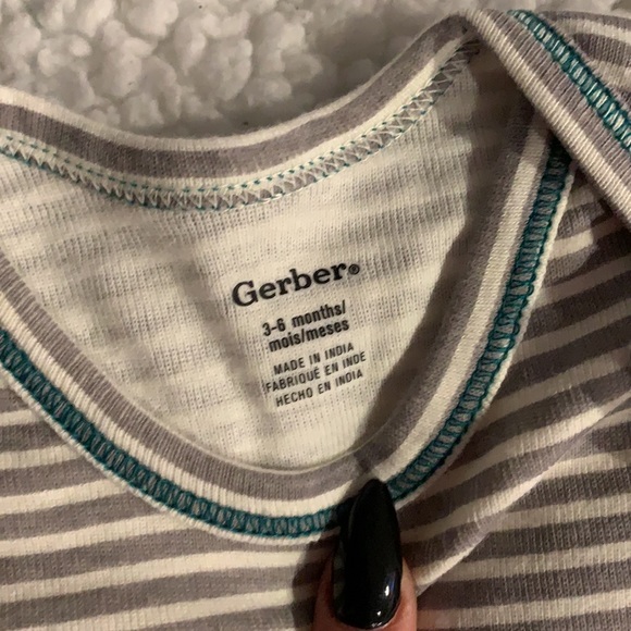 Gerber baby onesie with beanie - Picture 4 of 4